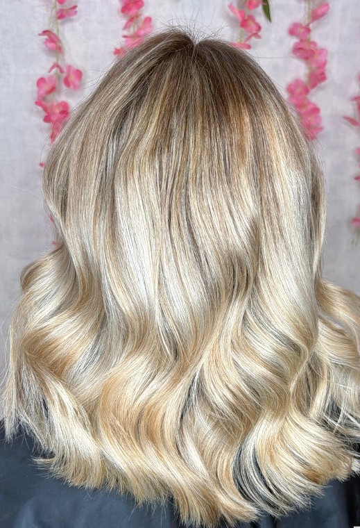 Balayage blond doré à racines naturelles, ondulations souples