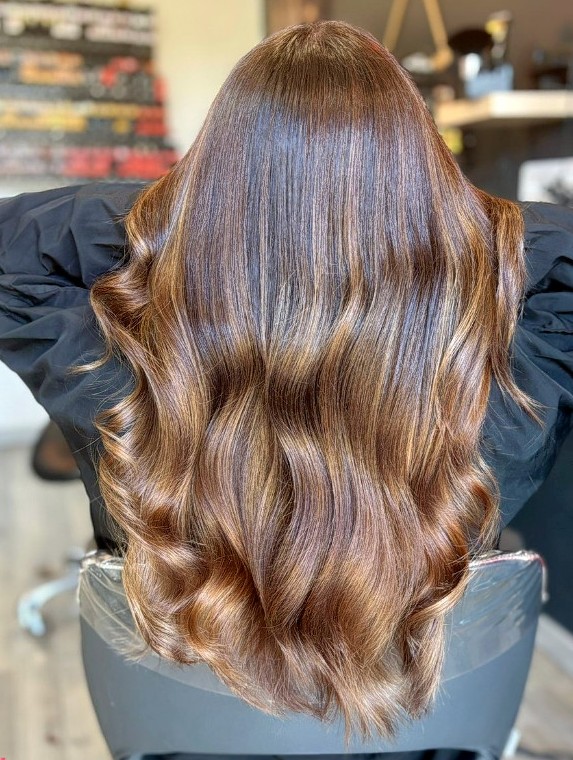 Cheveux longs châtain caramel brillants, ondulations