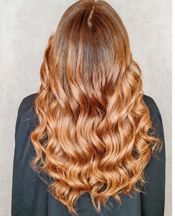 Cheveux longs cuivrés en grandes ondulations