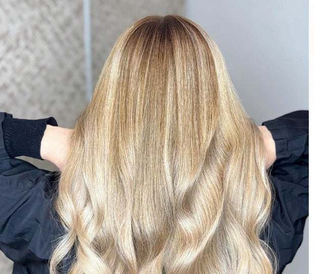 Blond lumineux aux longueurs ondulées