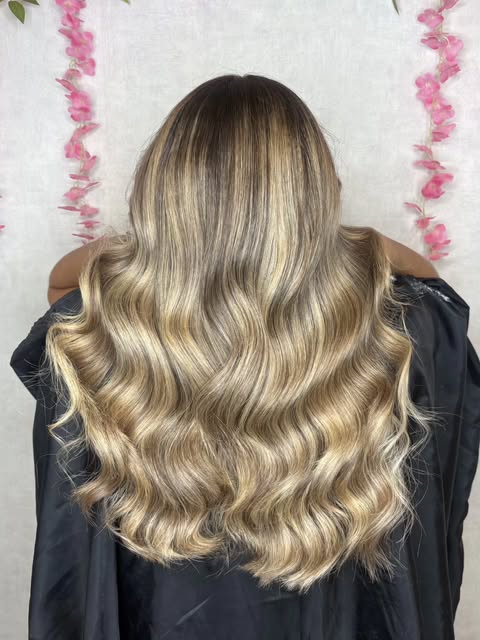 Balayage blond foncé et doré, vue de dos