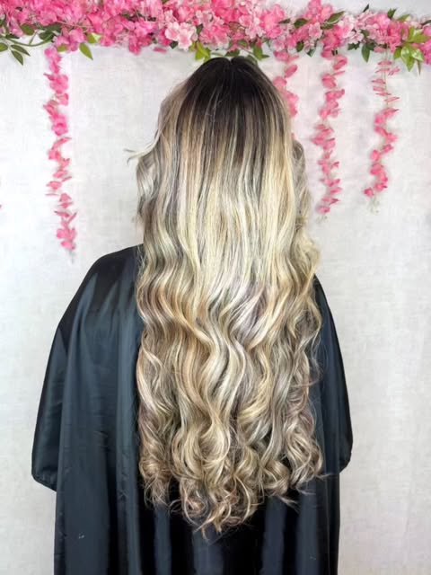 Cheveux très longs blonds en boucles travaillées