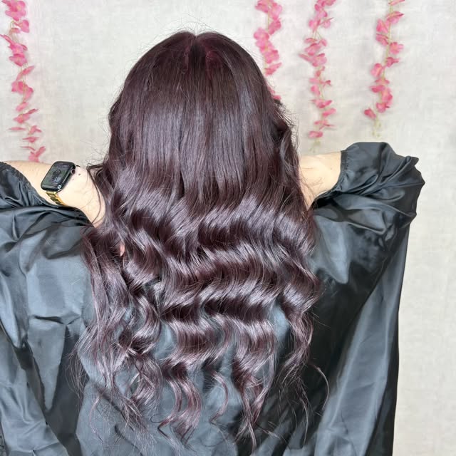 Cheveux bordeaux en ondulations, vue de dos